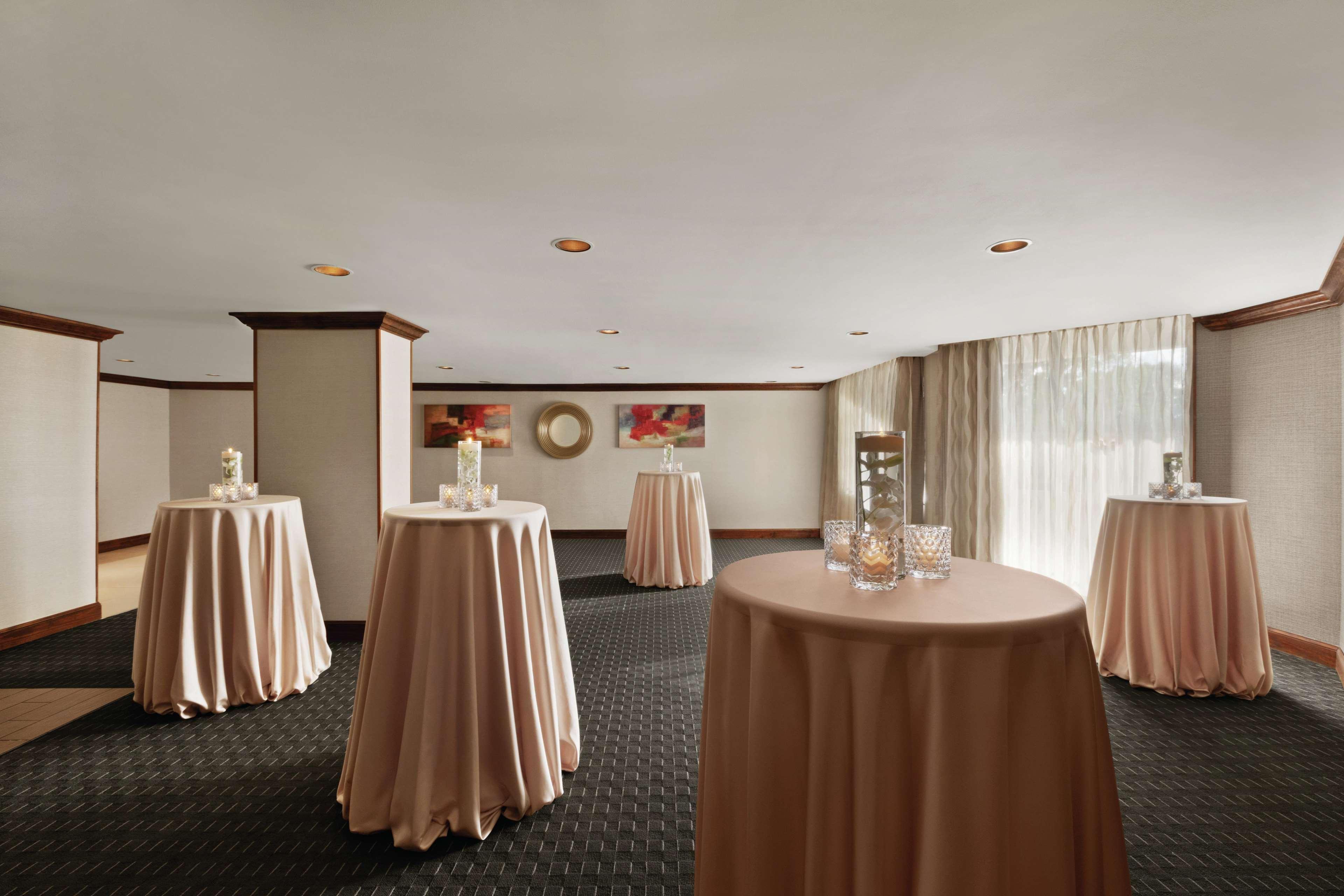 Hotel Hilton Charlotte Executive Park Extérieur photo