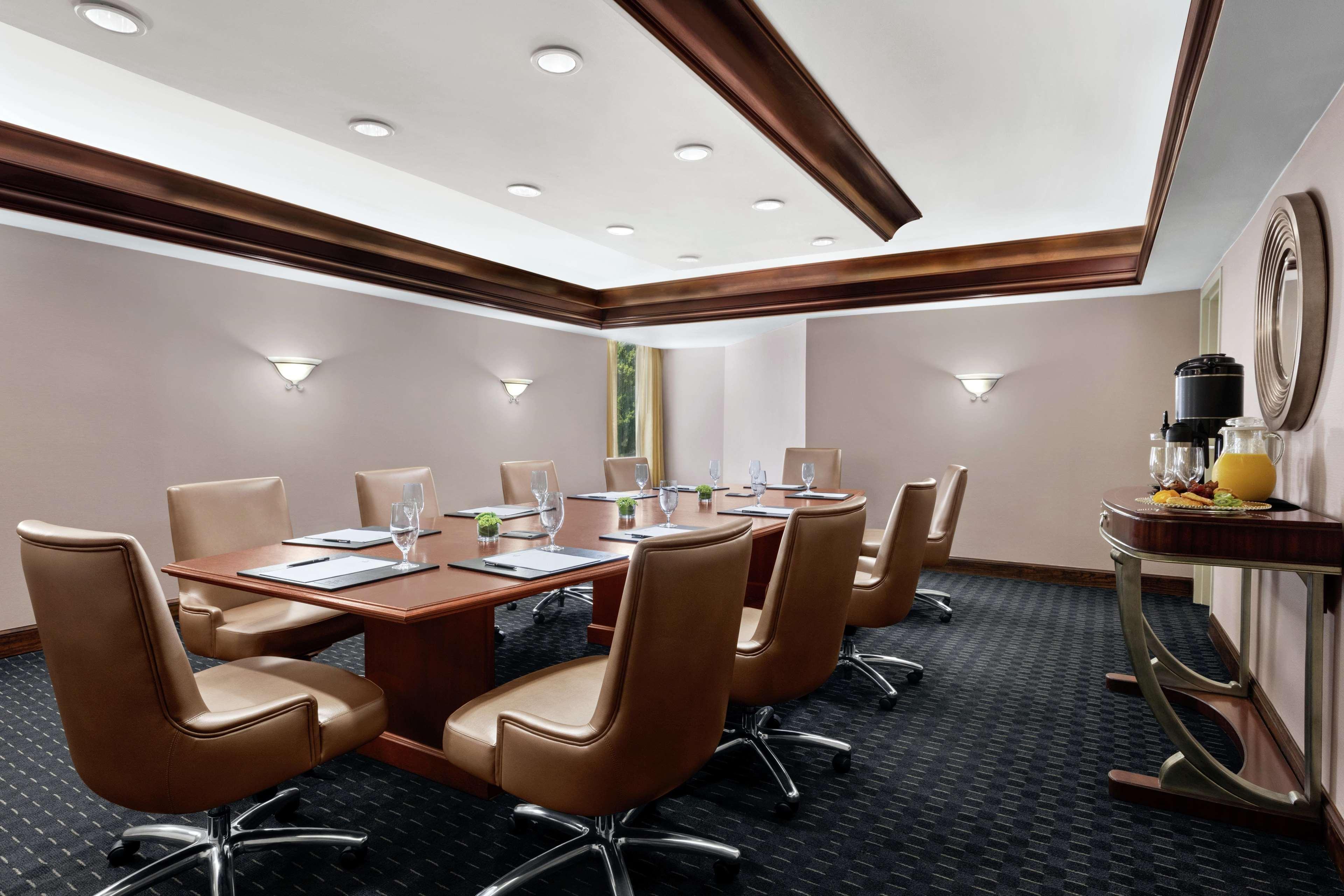 Hotel Hilton Charlotte Executive Park Extérieur photo