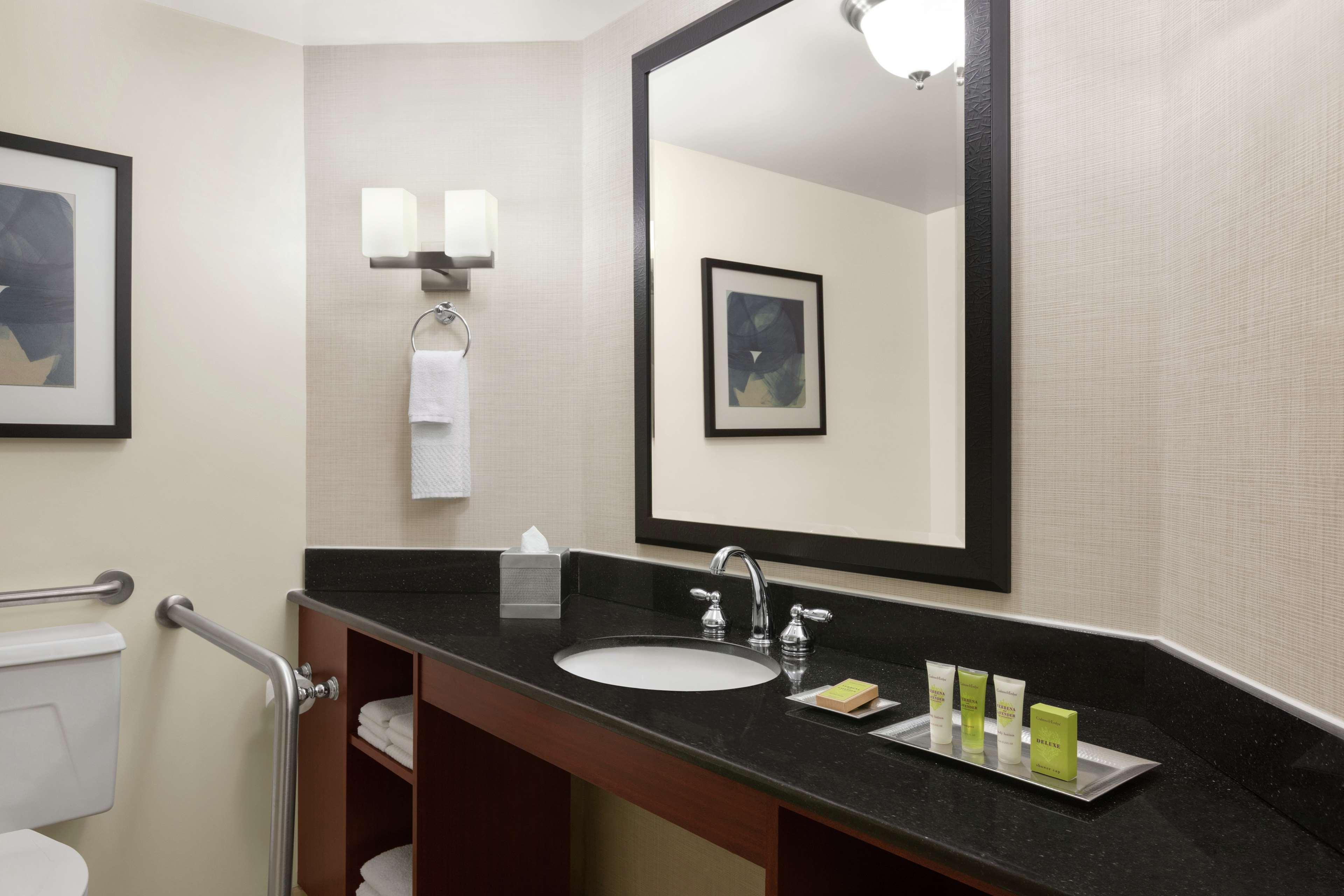 Hotel Hilton Charlotte Executive Park Extérieur photo