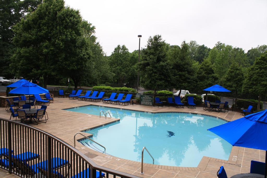 Hotel Hilton Charlotte Executive Park Extérieur photo