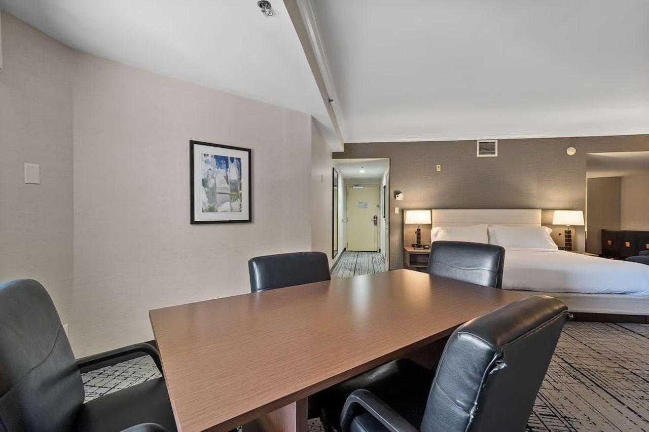 Hotel Hilton Charlotte Executive Park Extérieur photo