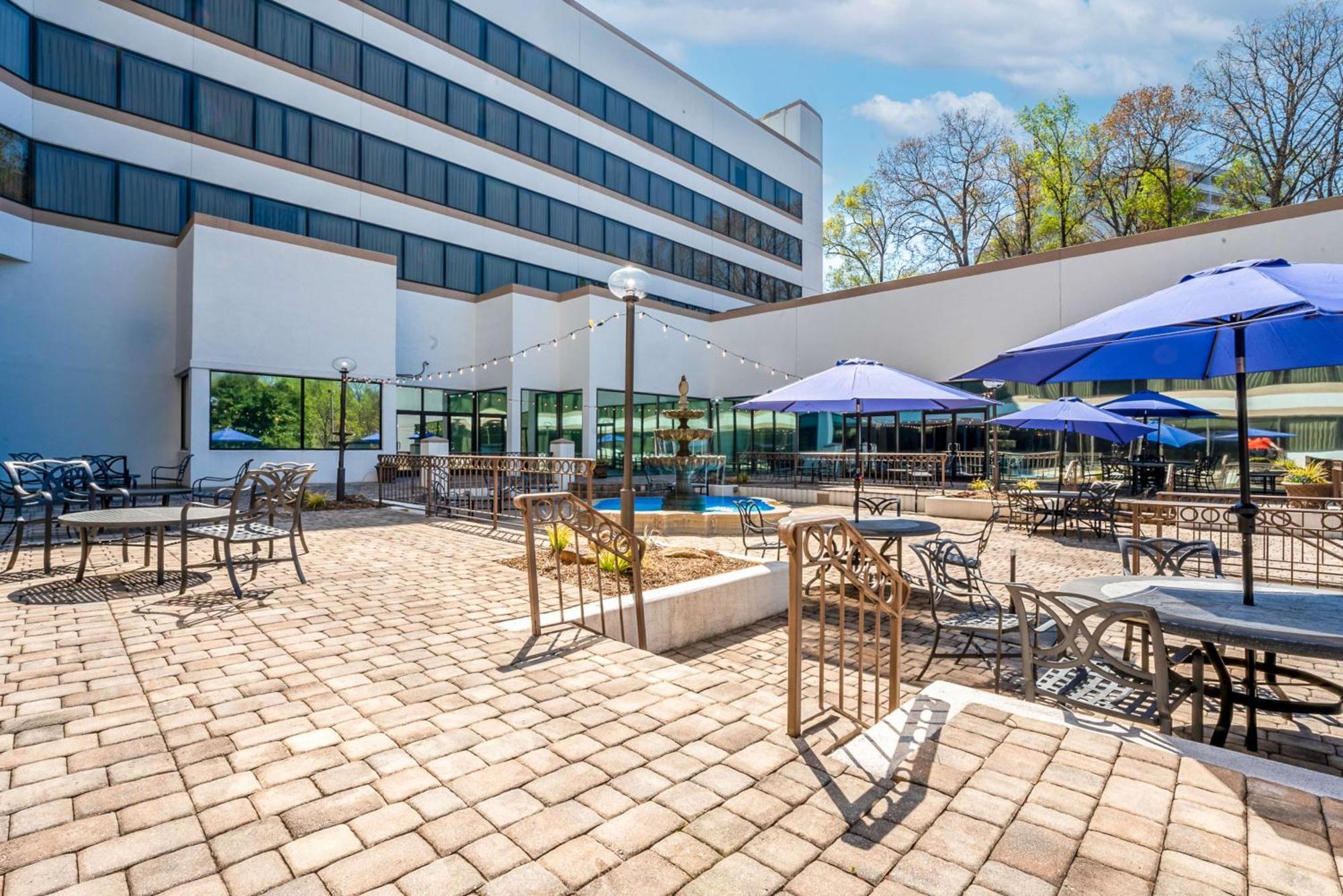 Hotel Hilton Charlotte Executive Park Extérieur photo